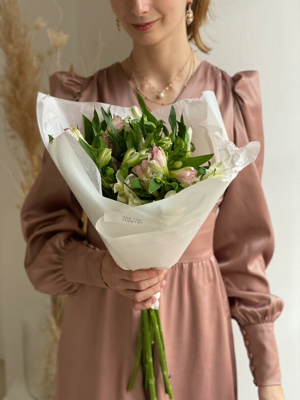 Монобукет из альстромерий, артикул F1155502 - 1990 рублей, доставка по городу. Flawery - доставка цветов