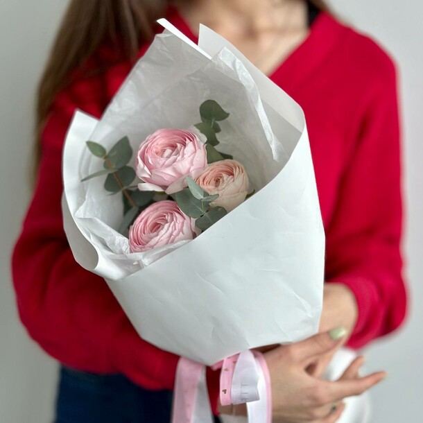 Милый букет ранункулюсов с эвкалиптом, артикул F1248189 - 4750 рублей, доставка по городу. Flawery - доставка цветов