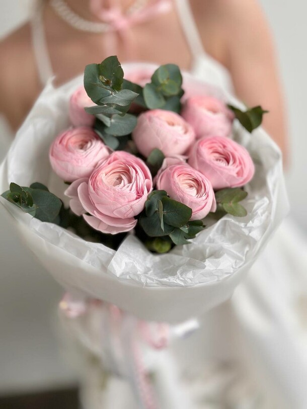 9 нежных ранункулюсов с эвкалиптом, артикул F1257628 - 11650 рублей, доставка по городу. Flawery - доставка цветов