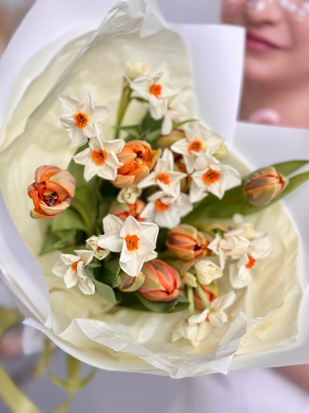 Весенний букет пионовидных тюльпанов и нарциссов, артикул F1257629 - 3500 рублей, доставка по городу. Flawery - доставка цветов