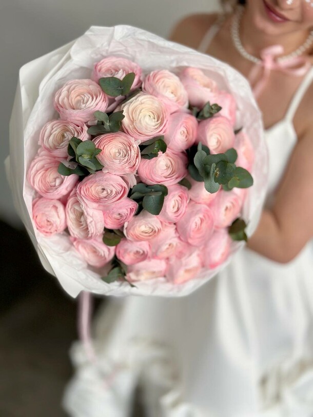 29 нежных ранункулюсов с эвкалиптом, артикул F1257641 - 35150 рублей, доставка по городу. Flawery - доставка цветов