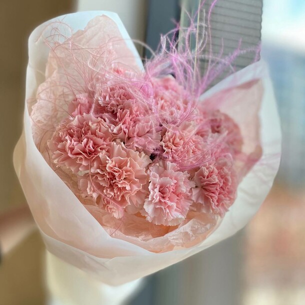 Букет гвоздик с воздушным сухоцветом, артикул F1295772 - 3840 рублей, доставка по городу. Flawery - доставка цветов