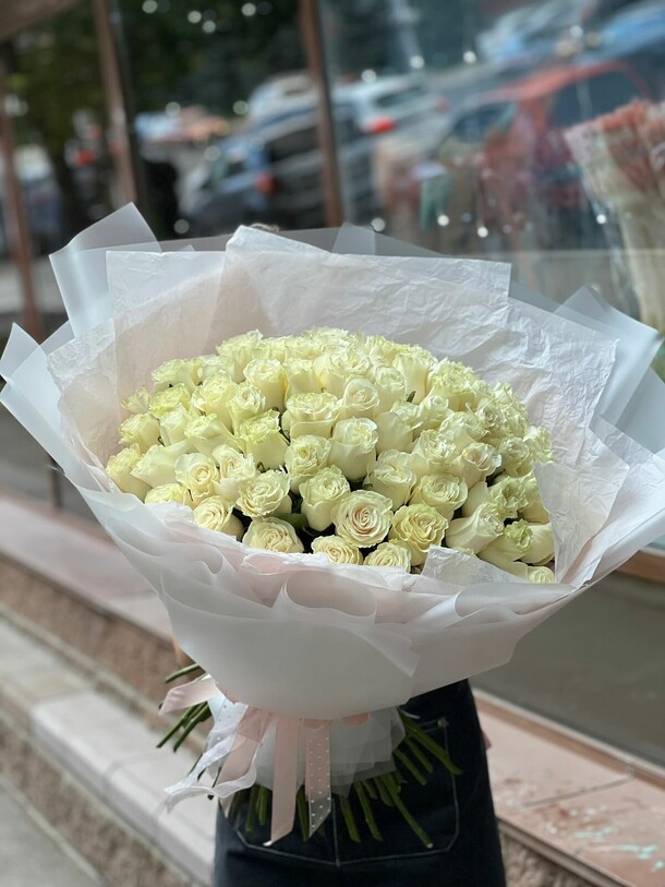 51 белые розы, артикул F1321389 - 14487 рублей, доставка по городу. Flawery - доставка цветов