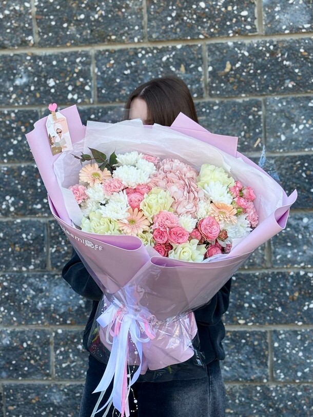 Сборный букет, артикул F1407667 - 9586 рублей, доставка по городу. Flawery - доставка цветов