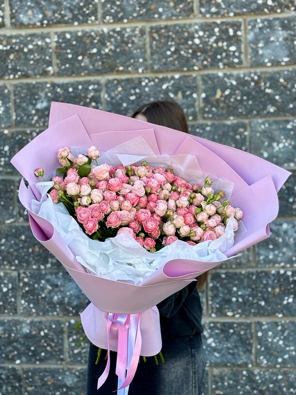 Монобукет из кустовых роз, артикул F1407682 - 15041 рублей, доставка по городу. Flawery - доставка цветов