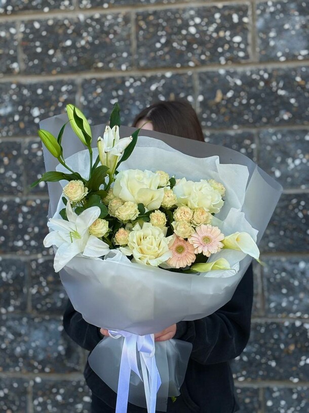 Сборный букет, артикул F1407903 - 5300 рублей, доставка по городу. Flawery - доставка цветов