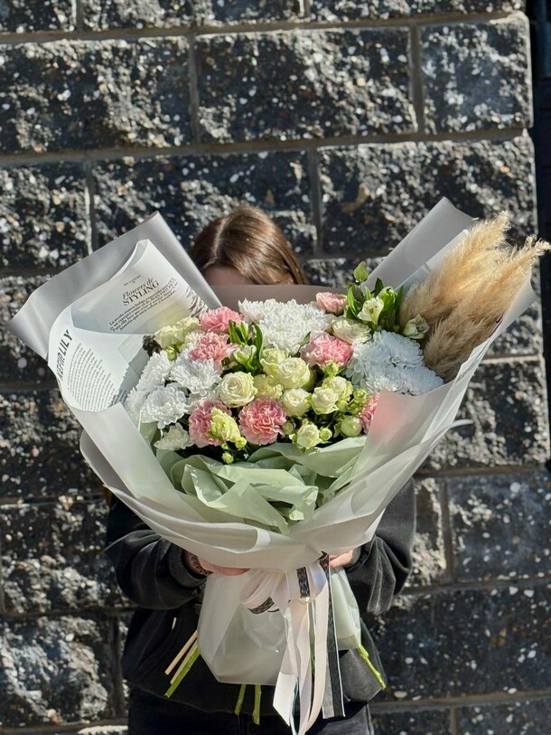 Сборный букет, артикул F1407915 - 7107 рублей, доставка по городу. Flawery - доставка цветов