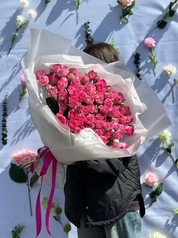 Монобукет из кустовых роз, артикул F1413346 - 9586 рублей, доставка по городу. Flawery - доставка цветов