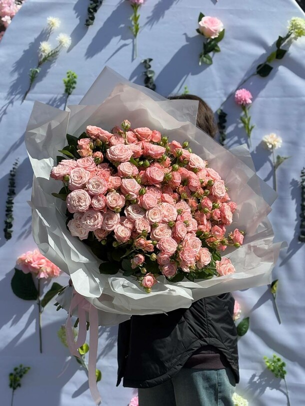 Монобукет из 25 кустовых роз, артикул F1413347 - 14100 рублей, доставка по городу. Flawery - доставка цветов