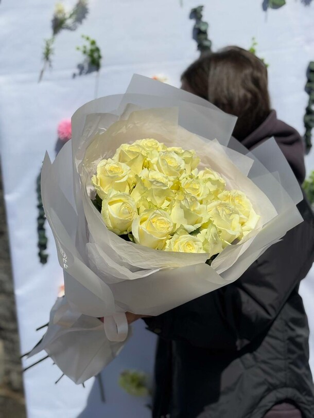 Монобукет из белых роз, артикул F1413353 - 5206 рублей, доставка по городу. Flawery - доставка цветов