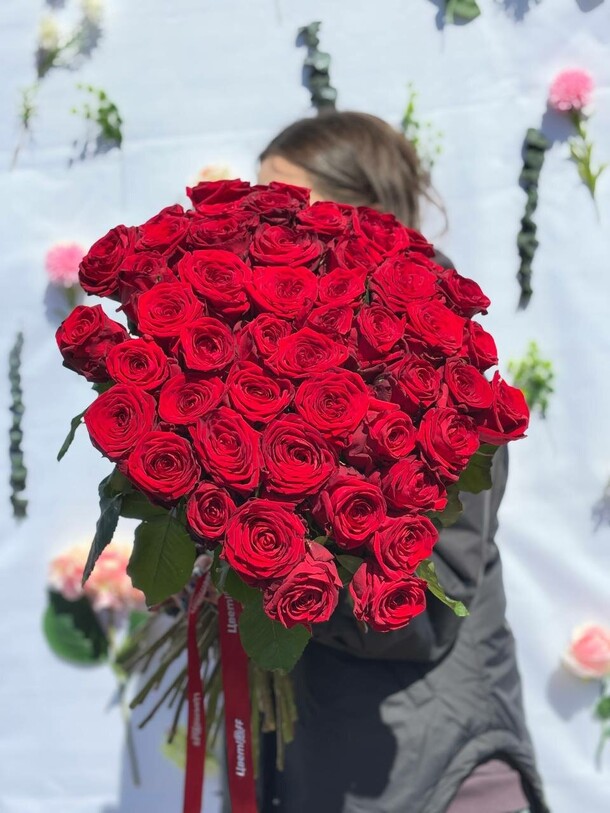 Монобукет из красных роз, артикул F1413362 - 12850 рублей, доставка по городу. Flawery - доставка цветов