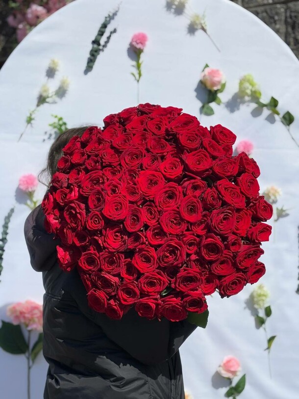 Монобукет из 101 розы, артикул F1413431 - 25350 рублей, доставка по городу. Flawery - доставка цветов