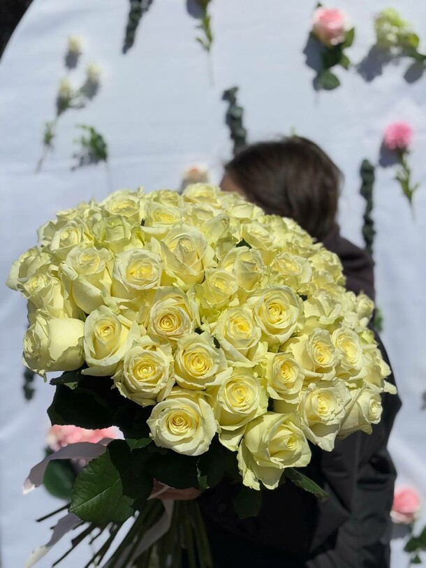 Монобукет из белых роз, артикул F1413433 - 12300 рублей, доставка по городу. Flawery - доставка цветов