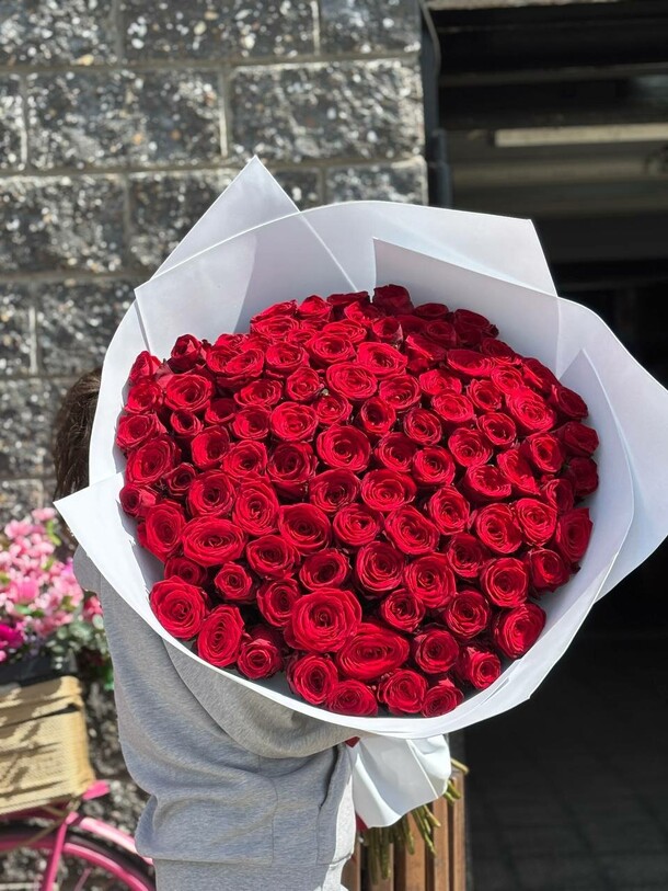 Монобукет из 101 красной розы, артикул F1421318 - 23700 рублей, доставка по городу. Flawery - доставка цветов