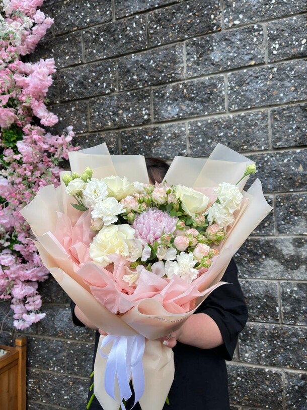 Сборный букет в нежных тонах, артикул F1486830 - 5372 рублей, доставка по городу. Flawery - доставка цветов