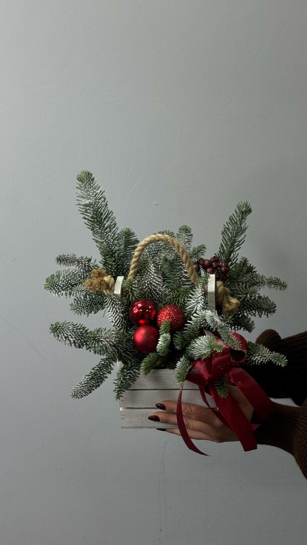 Зимняя корзина счастья, артикул F1503231 - 2500 рублей, доставка по городу. Flawery - доставка цветов