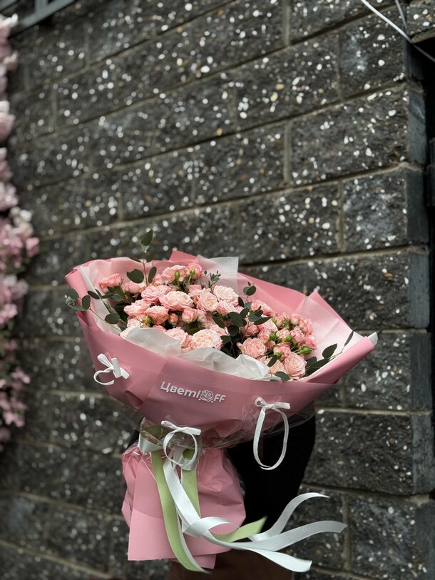 Монобукет из кустовых роз, артикул F1514378 - 8790 рублей, доставка по городу. Flawery - доставка цветов