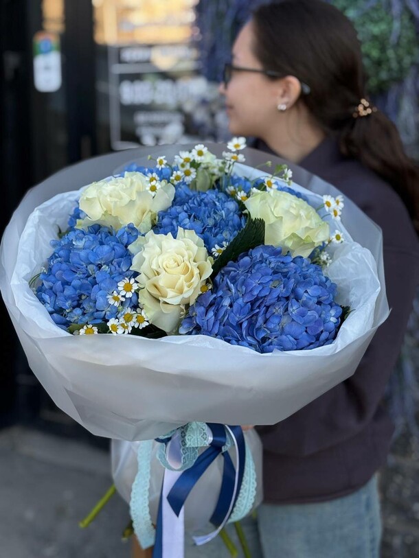 Сборный букет, артикул F1525149 - 7000 рублей, доставка по городу. Flawery - доставка цветов