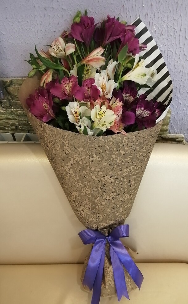 Букет-комплимент из альстромерий, артикул F1237089 - 1450 рублей, доставка по городу. Flawery - доставка цветов