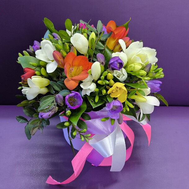 Коробочка фрезии, артикул F1393900 - 3750 рублей, доставка по городу. Flawery - доставка цветов