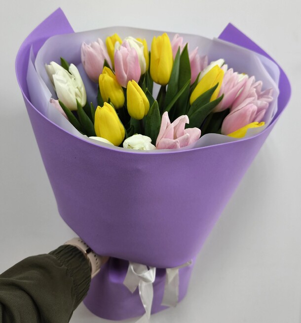 25 тюльпанов (микс), артикул F1393905 - 5700 рублей, доставка по городу. Flawery - доставка цветов
