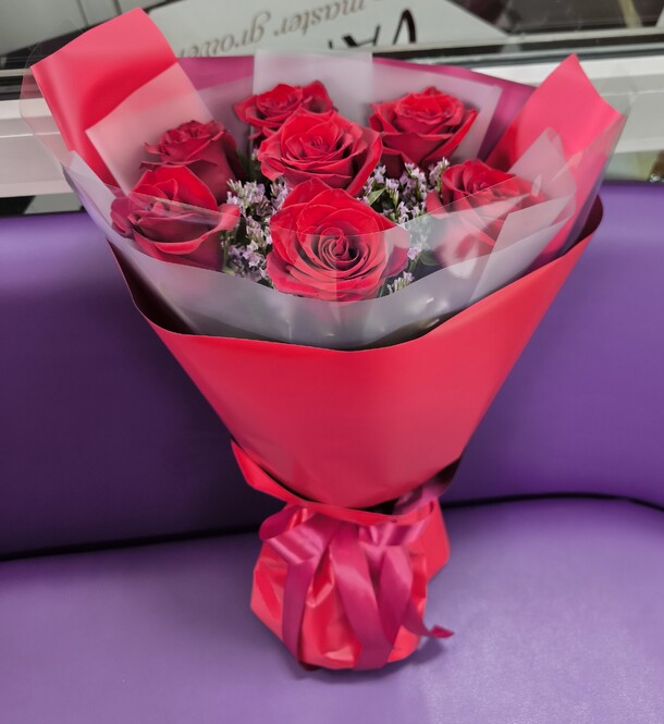 7 роз, артикул F1436544 - 2400 рублей, доставка по городу. Flawery - доставка цветов
