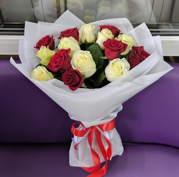 Букет белых и красных роз, артикул F1496773 - 3990 рублей, доставка по городу. Flawery - доставка цветов