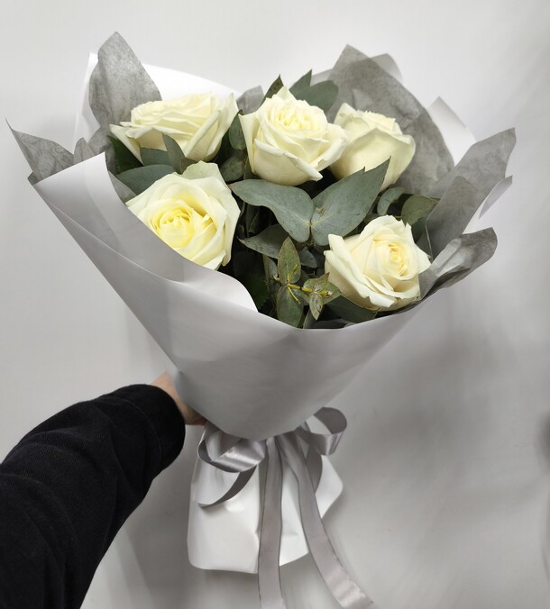5 белых роз, артикул F1529138 - 1700 рублей, доставка по городу. Flawery - доставка цветов