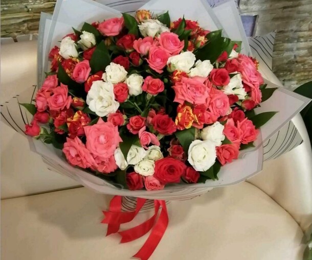 Букет кустовых роз, артикул F52304 - 8990 рублей, доставка по городу. Flawery - доставка цветов