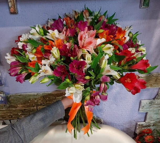 Букет альстромерии, артикул F53338 - 4990 рублей, доставка по городу. Flawery - доставка цветов