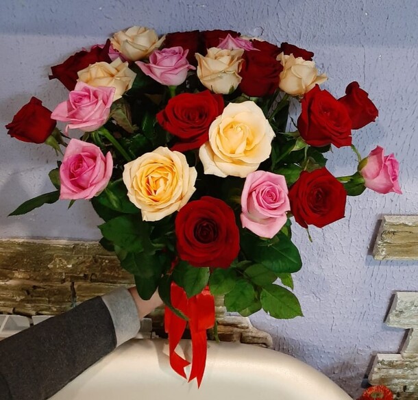 Букет-микс из роз, артикул F53934 - 6900 рублей, доставка по городу. Flawery - доставка цветов