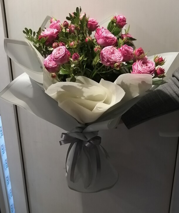 Букетик кустовых роз, артикул F55248 - 1999 рублей, доставка по городу. Flawery - доставка цветов