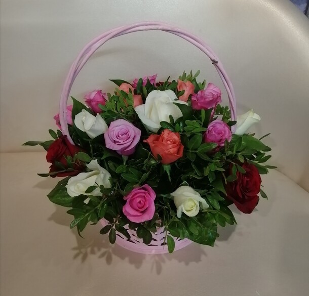 Корзина разноцветных роз, артикул F59237 - 5999 рублей, доставка по городу. Flawery - доставка цветов