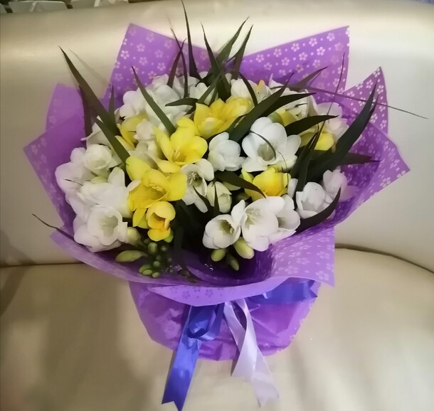 Микс из фрезии, артикул F70829 - 4100 рублей, доставка по городу. Flawery - доставка цветов