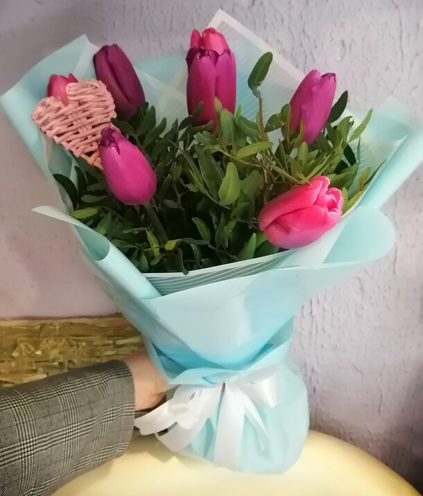 7 тюльпанов, артикул F70888 - 2100 рублей, доставка по городу. Flawery - доставка цветов