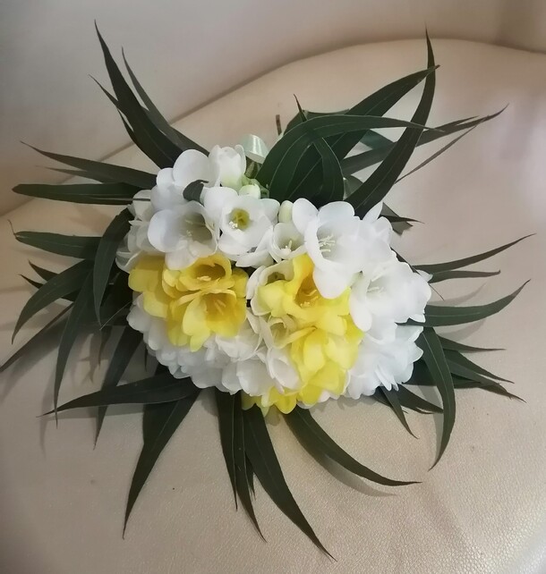 Фрезии с декоративной зеленью., артикул F71931 - 2450 рублей, доставка по городу. Flawery - доставка цветов