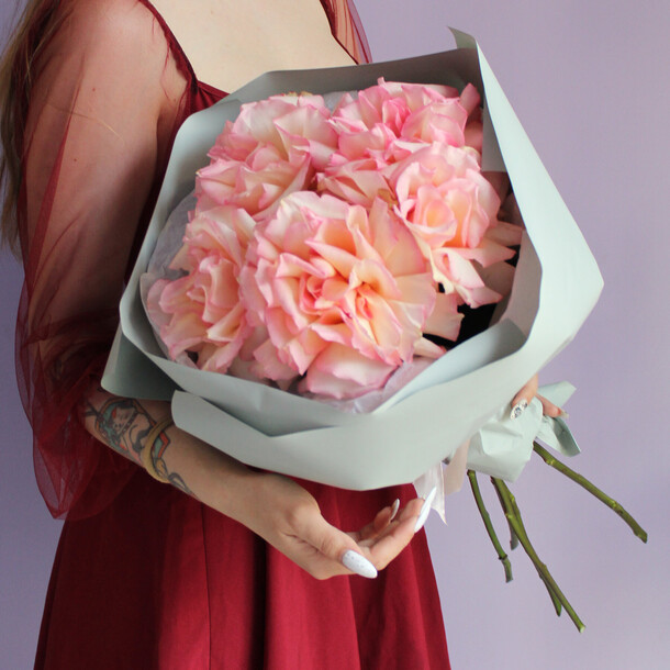 Французские розы в букете шепот розовой зари, артикул F1430414 - 2890 рублей, доставка по городу. Flawery - доставка цветов