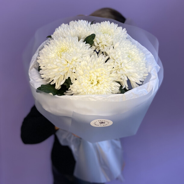 Букет 5 больших белых хризантем, артикул F1470414 - 2950 рублей, доставка по городу. Flawery - доставка цветов