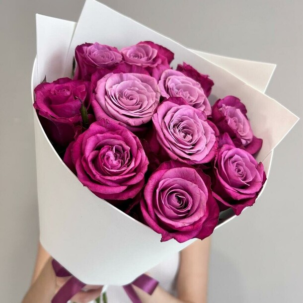 Букет 11 пурпурных роз, артикул F1349722 - 7071 рублей, доставка по городу. Flawery - доставка цветов