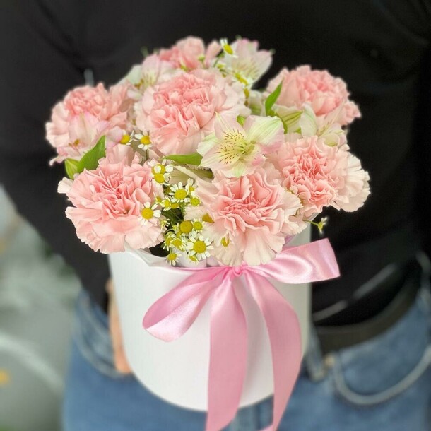 Букет в коробке из пудровых диантусов, ромашек и альстромерии, артикул F1349724 - 6809 рублей, доставка по городу. Flawery - доставка цветов