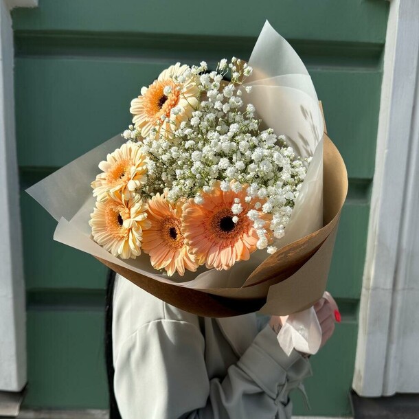 Букет гербера мини и гипсофила, артикул F1349727 - 8241 рублей, доставка по городу. Flawery - доставка цветов