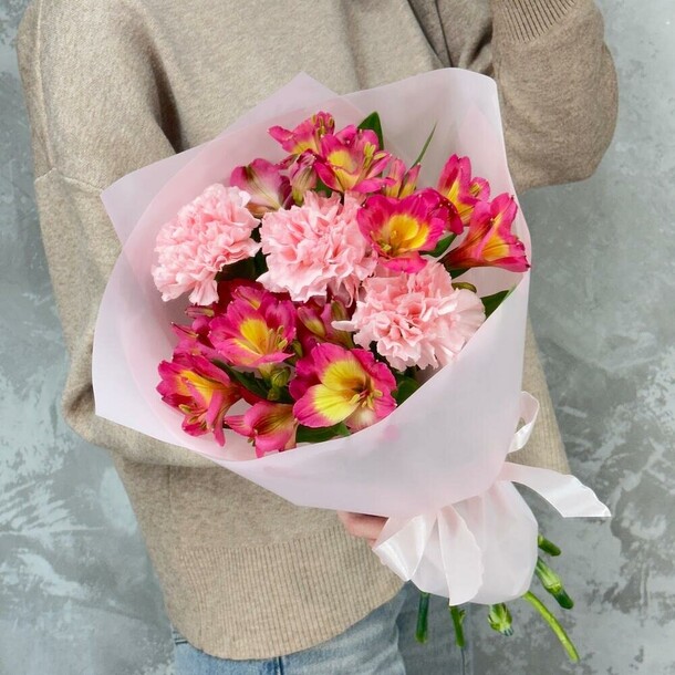 Сборный букет с альстромерий и диантусами, артикул F1349731 - 3143 рублей, доставка по городу. Flawery - доставка цветов