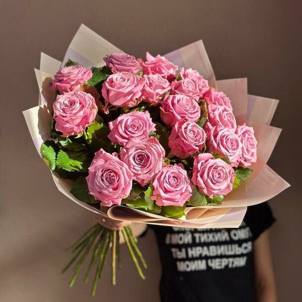 Букет из 19 роз в оформлении, артикул F1353766 - 12047 рублей, доставка по городу. Flawery - доставка цветов