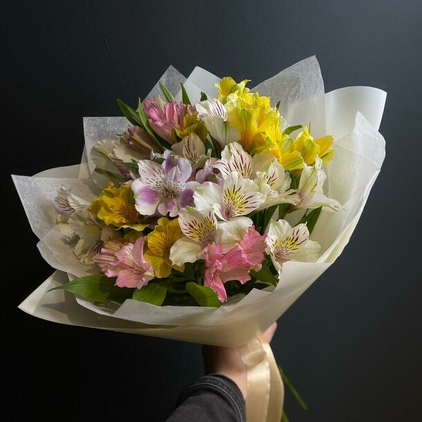 Букет альстромерий микс, артикул F1353768 - 4714 рублей, доставка по городу. Flawery - доставка цветов