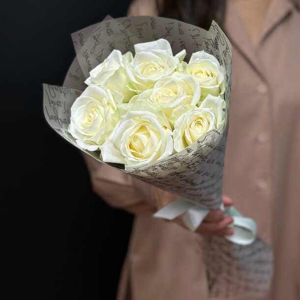 Белые розы «аваланж», артикул F1353771 - 4015 рублей, доставка по городу. Flawery - доставка цветов