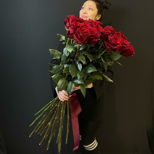 Метровые розы, артикул F1353886 - 21825 рублей, доставка по городу. Flawery - доставка цветов