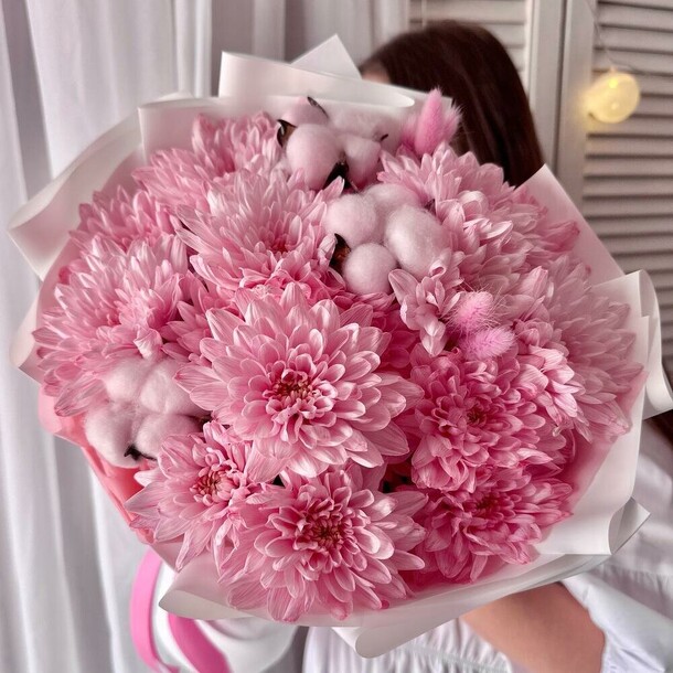 Авторский букет: розовая хризантема, натуральный хлопок, лагурус, артикул F1353888 - 1800 рублей, доставка по городу. Flawery - доставка цветов