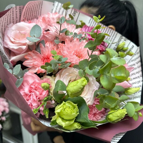 Букет хризантема с розами, артикул F1353901 - 6460 рублей, доставка по городу. Flawery - доставка цветов