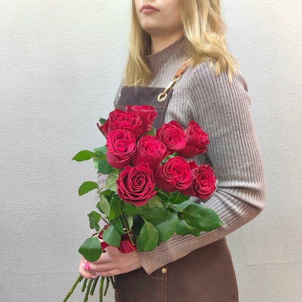 Монобукет из 9 кенийских роз, артикул F1353943 - 5500 рублей, доставка по городу. Flawery - доставка цветов