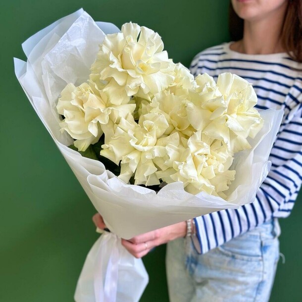 Букет с белыми французскими розами, артикул F1353969 - 5237 рублей, доставка по городу. Flawery - доставка цветов